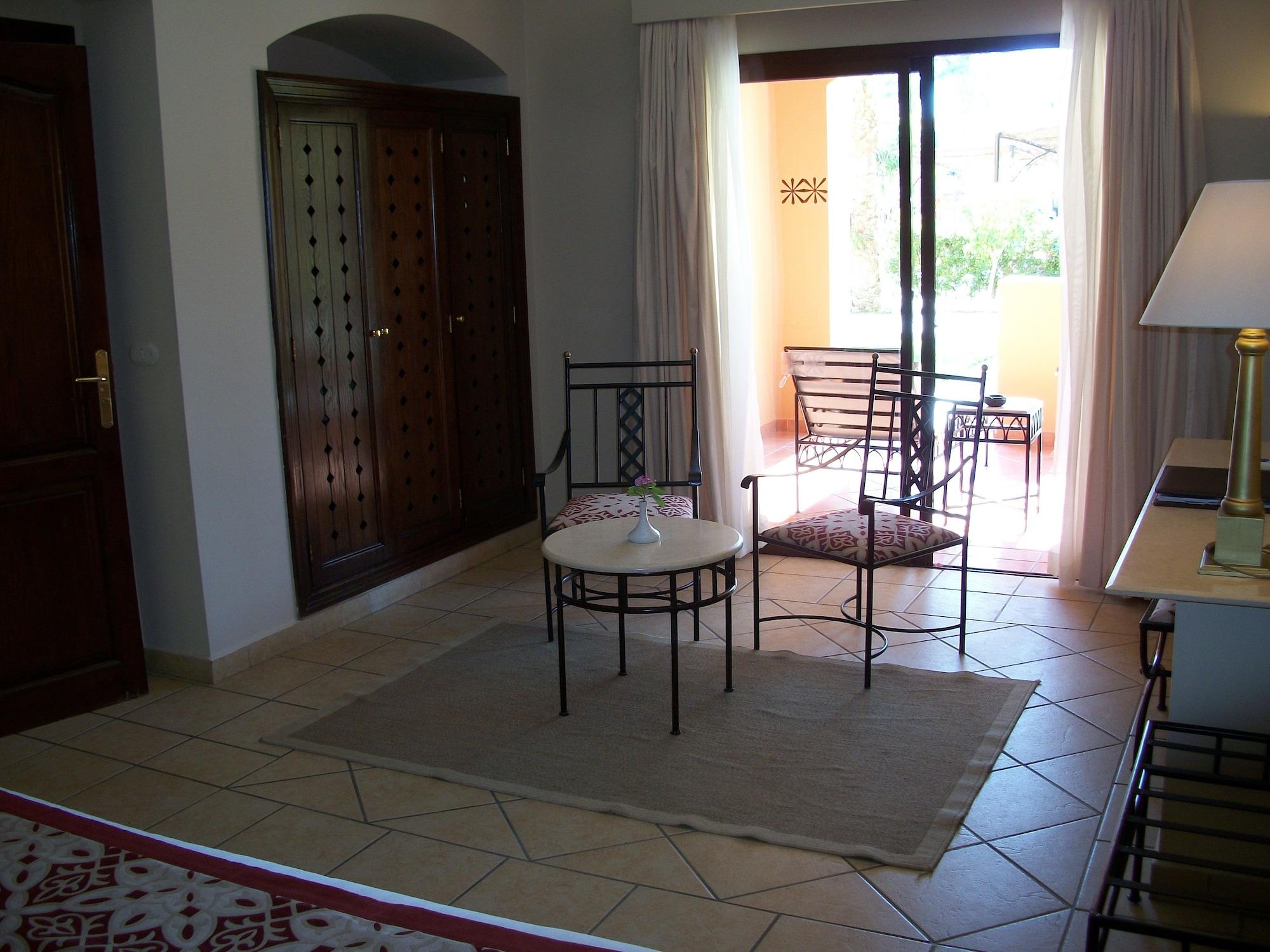 Jaz Makadi Saraya Resort Gurdaka Kültér fotó A room at the Royal Palm Resort and Spa