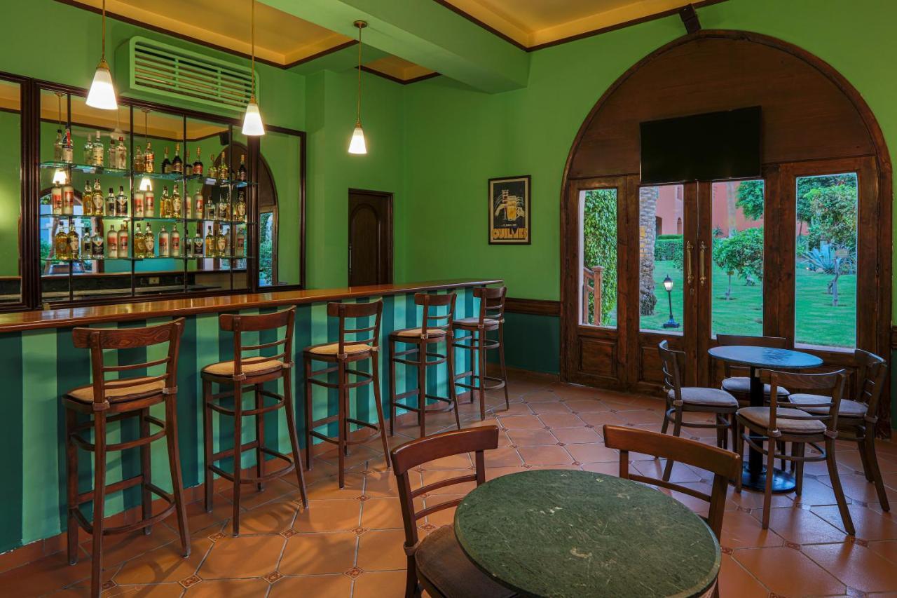 Jaz Makadi Saraya Resort Gurdaka Kültér fotó The bar at the hotel