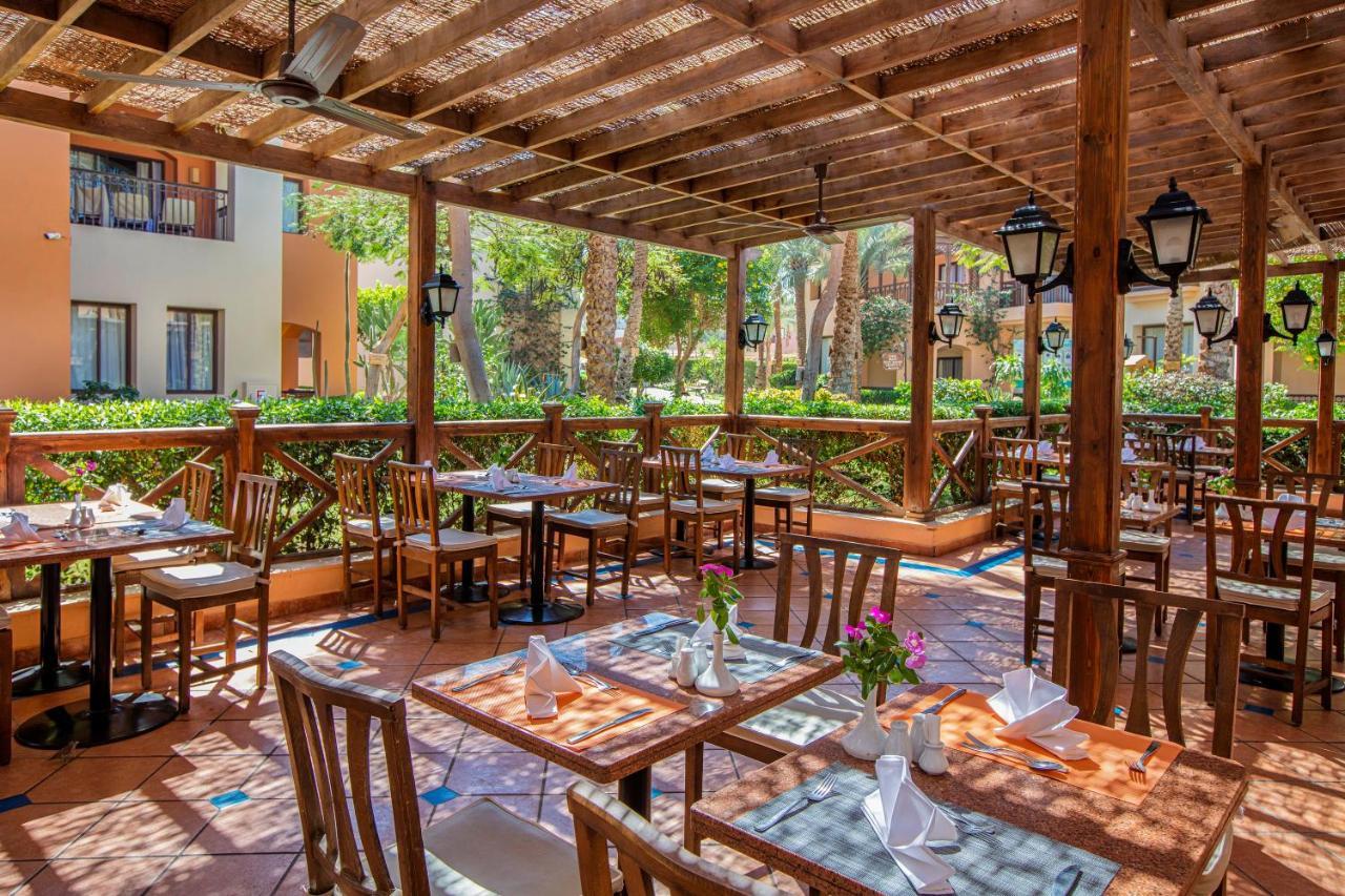 Jaz Makadi Saraya Resort Gurdaka Kültér fotó Outdoor dining at the hotel