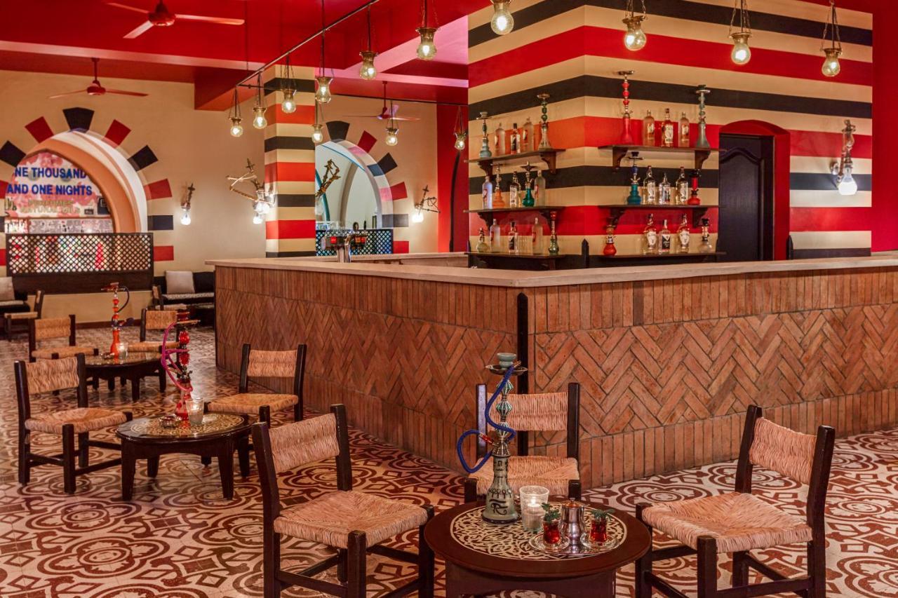 Jaz Makadi Saraya Resort Gurdaka Kültér fotó A hookah lounge in Cairo, Egypt