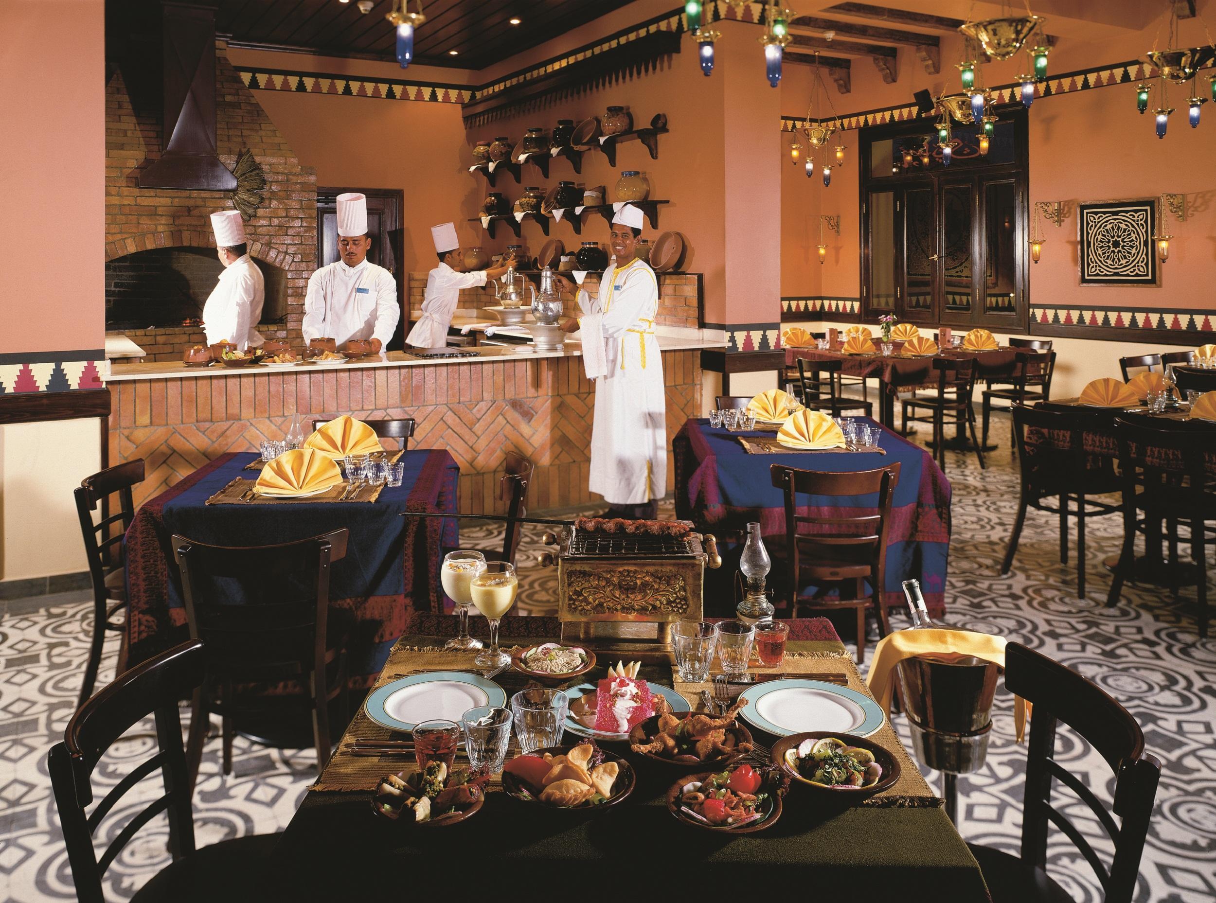 Jaz Makadi Saraya Resort Gurdaka Kültér fotó A restaurant in the Emirates Palace